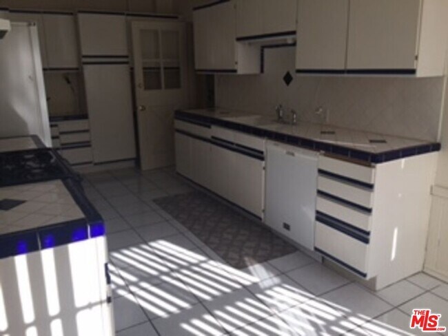 Foto del edificio - 10680 Kinnard Ave