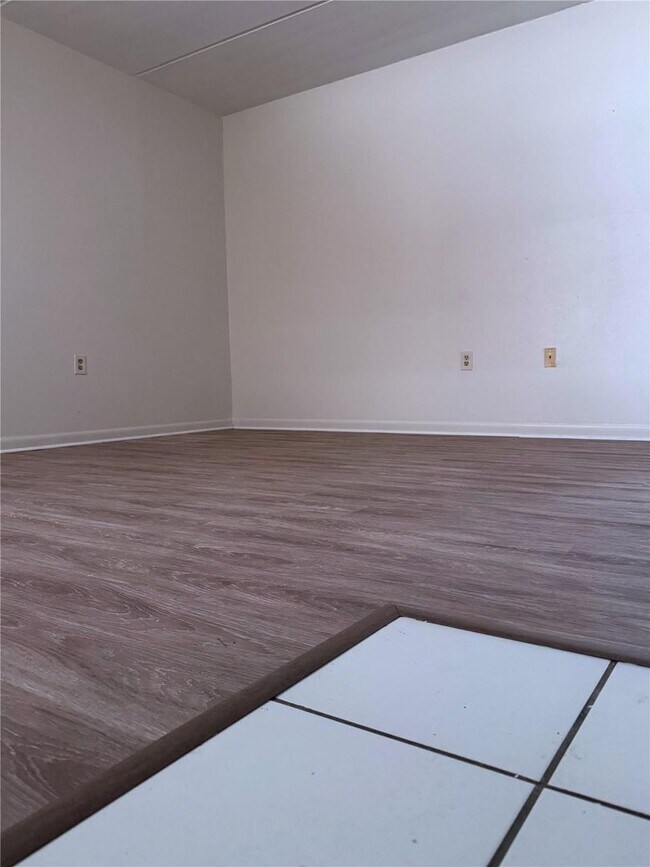 Building Photo - Charming 2 Bedroom 1 bath unit at Habana Park!