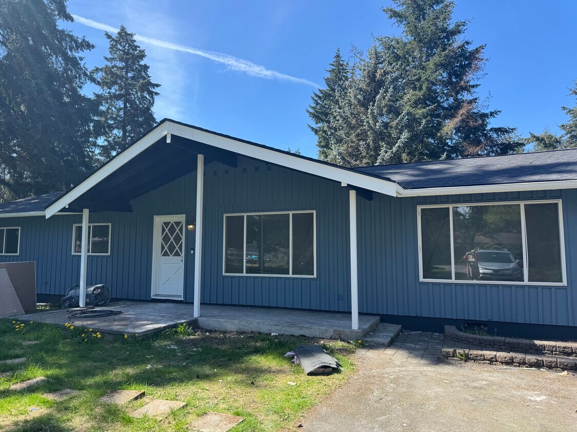 Foto principal - 10422 Ainsworth Ave S