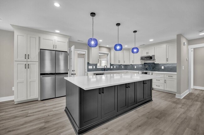 Building Photo - 4 bed 3 bath Large beach oasis newly remod...