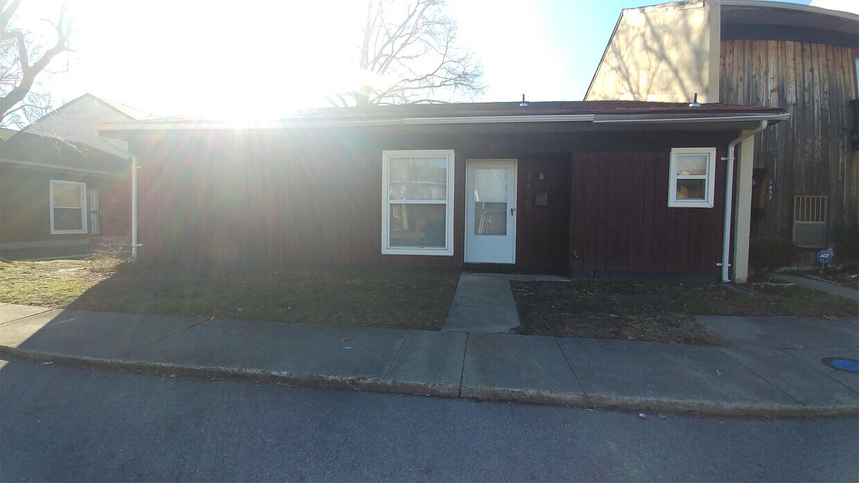 Primary Photo - 1450 E Tanners Creek Dr
