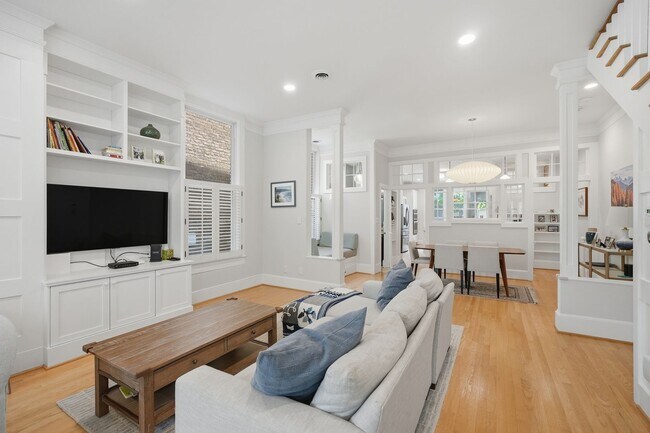 Building Photo - Capitol Hill Victorian Home | 3 Bed | 2.5 Bath | 2,700 Sf | Patio & Screened-In Porch | 2 Surface...