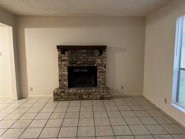 Building Photo - 1400 Matthews Ln