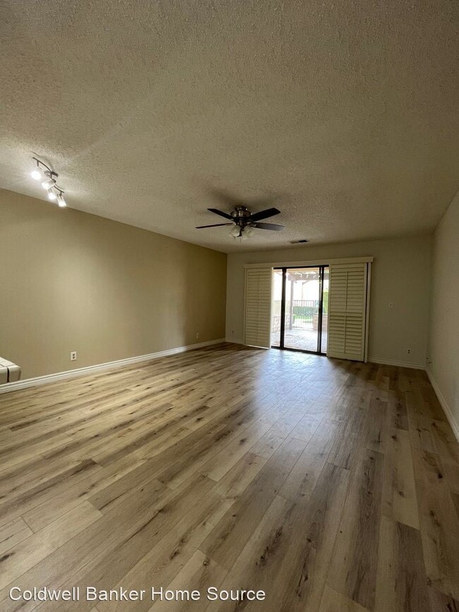 Building Photo - 2 br, 2 bath House - 19061 Elm Dr.