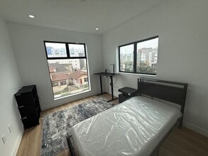 Building Photo - 1200 W 37th Dr