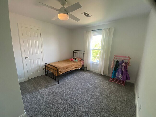 Building Photo - Beautiful Executive Style Home in the Stun...