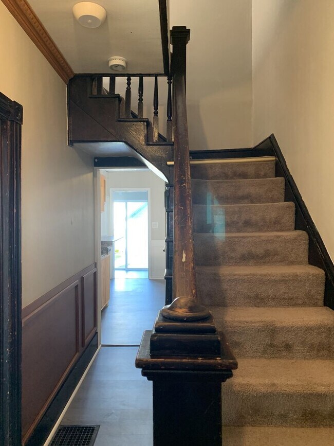 Building Photo - CONTRACT PENDING!! Spacious single family ...