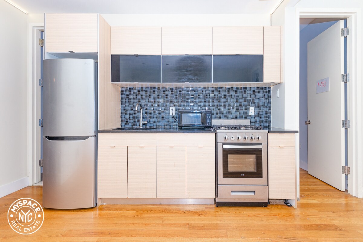 Foto principal - 462 Pulaski St