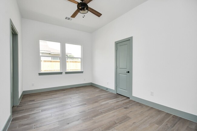 Building Photo - 10917 San Jacinto Dr