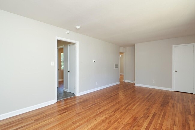 Building Photo - Newly renovated Ranch style 3 bedroom 1 ba...