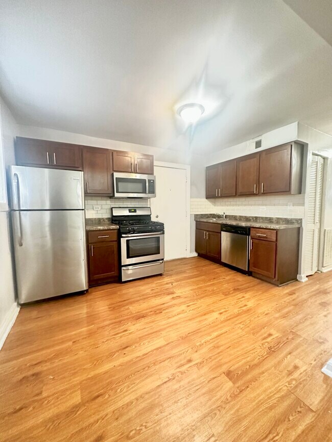 4408 Hazel, 2 habitaciones - 900 W Montrose Ave