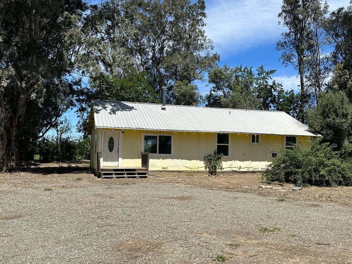 Primary Photo - Country House! New Interior Paint!