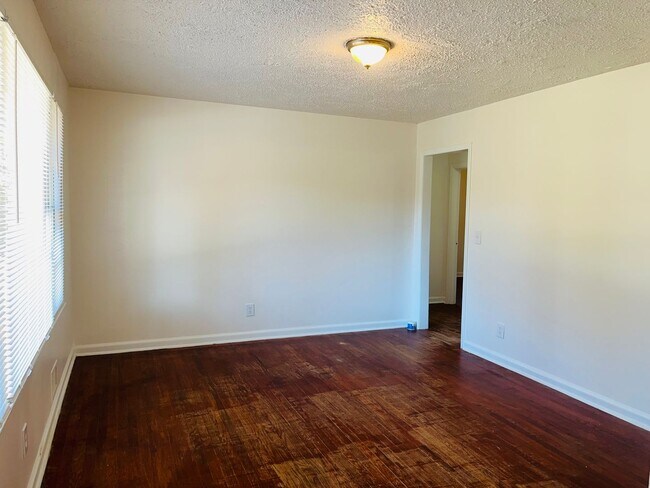 Foto del edificio - Located 2 miles off I-85! Closing to shopp...