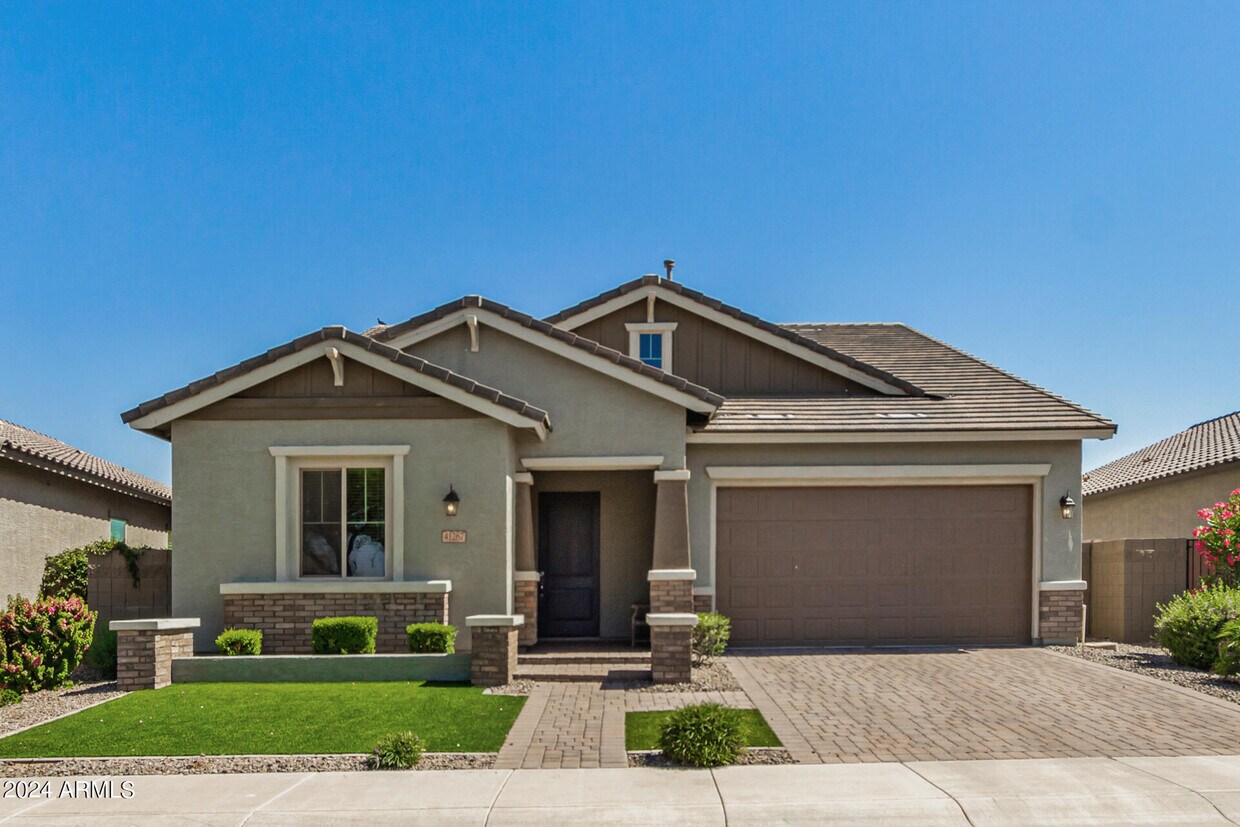 Foto principal - 41267 W Sussex Dr