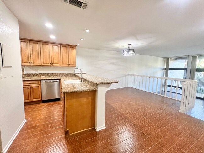 Foto del edificio - Stunning Marina Pacifica Residence with Resort Amenities