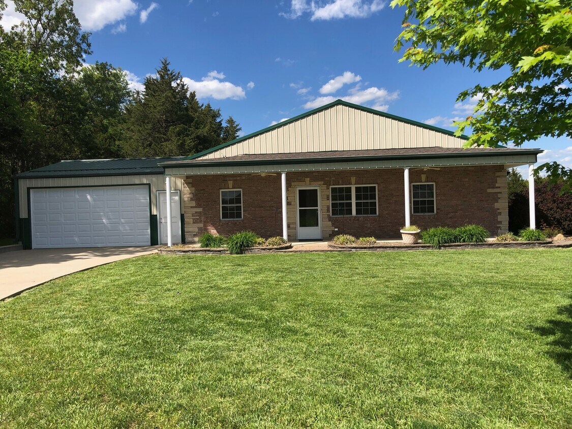 covered porch, ceiling fans, 2 car garage - 10348 Willow Veil Ln