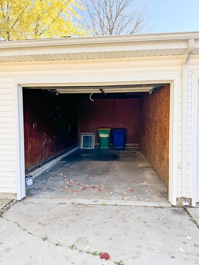 Building Photo - 3 Bed 1 Bath Ranch Duplex