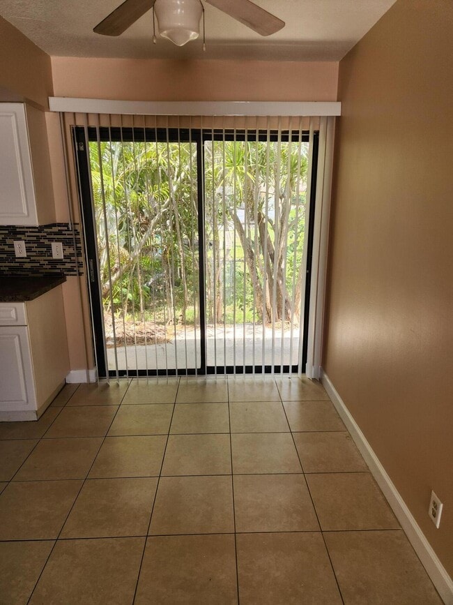 Building Photo - 4866 Pineaire Ln