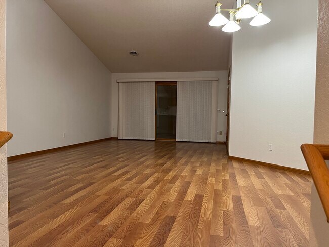 Gran vista de la sala 1 - 703 E Tin St