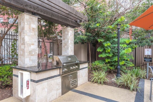 Foto del edificio - 5800 Woodway Dr