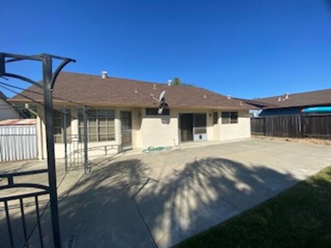 Foto del edificio - Huge semi-private Backyard with Large Patio!