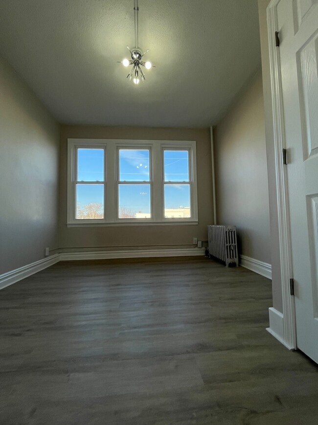 Foto del edificio - 244 Duncan Ave