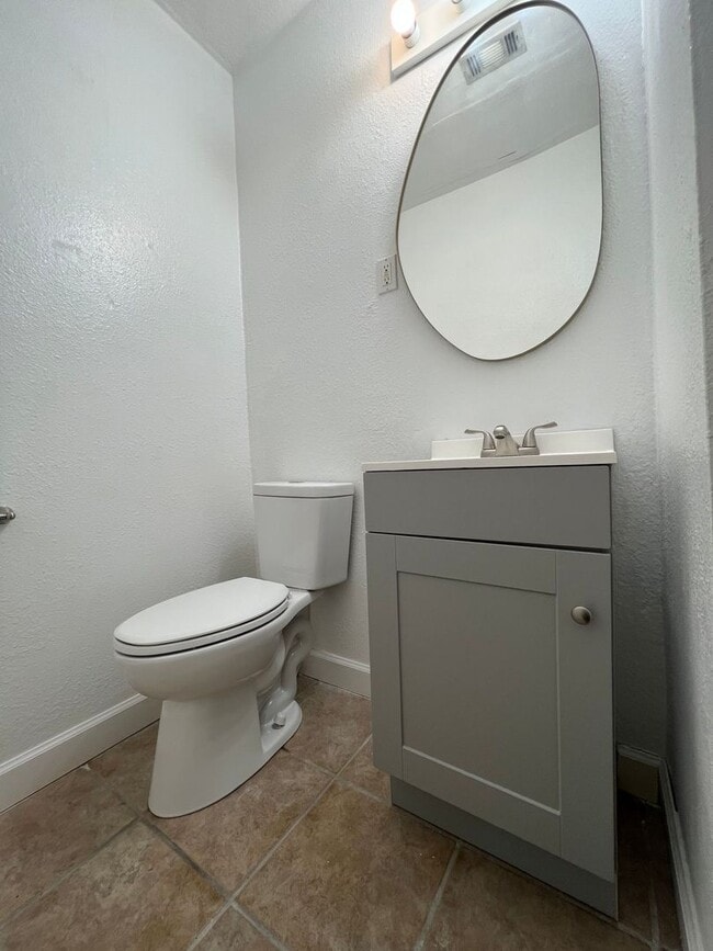 Building Photo - 3B/2.5B Home + 2 Flex Rooms –  One Block from FSU Stadium