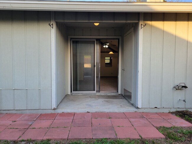 Foto del edificio - $1250 - 2/2 -Jefferson Square has received...