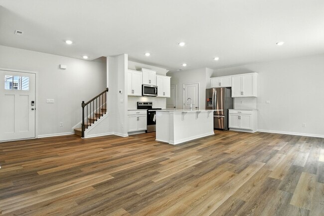 Building Photo - Beautiful 4 Bed 2.5 Bath home in The Falls at Hickory