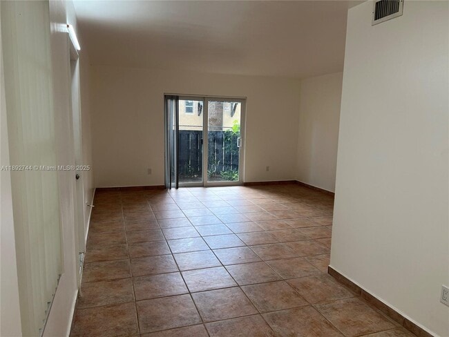 Building Photo - 10756 N Kendall Dr