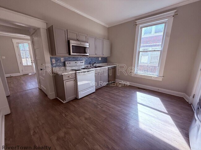 Building Photo - 215 N Bellevue Blvd