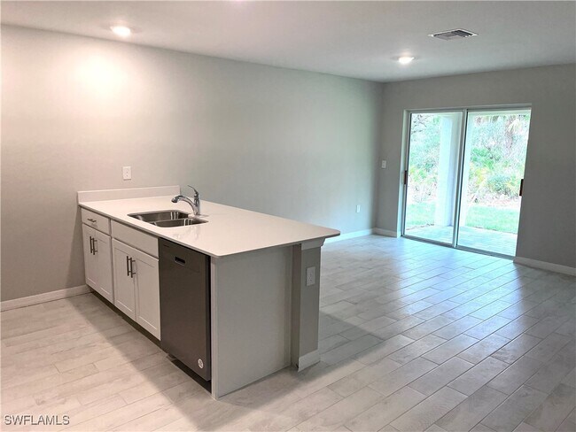 Building Photo - 3020 N Lakewood Rd