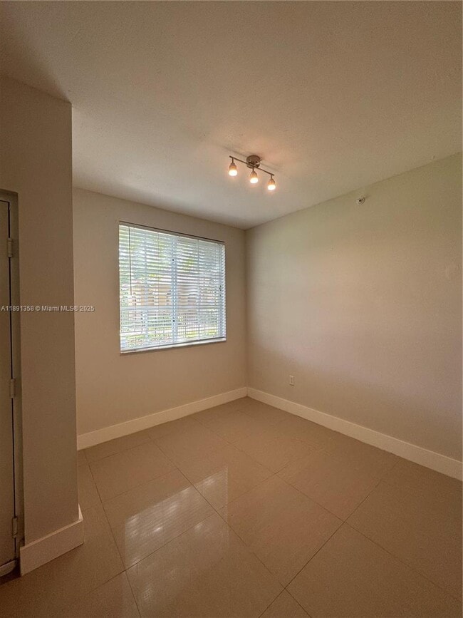 Foto del edificio - 8000 N Nob Hill Rd