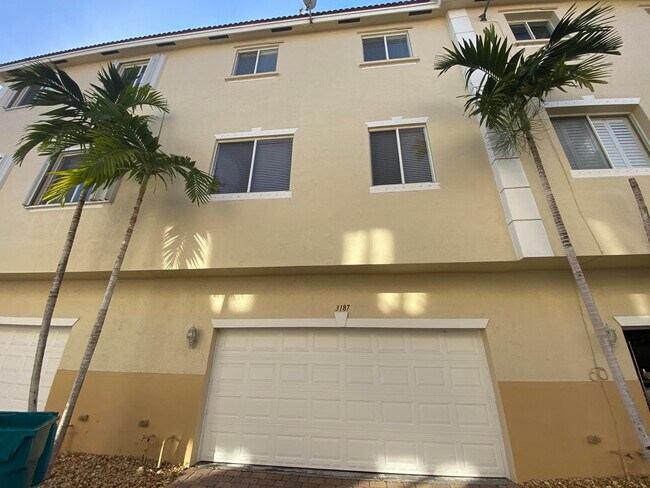 Building Photo - 3187 N Oasis Dr