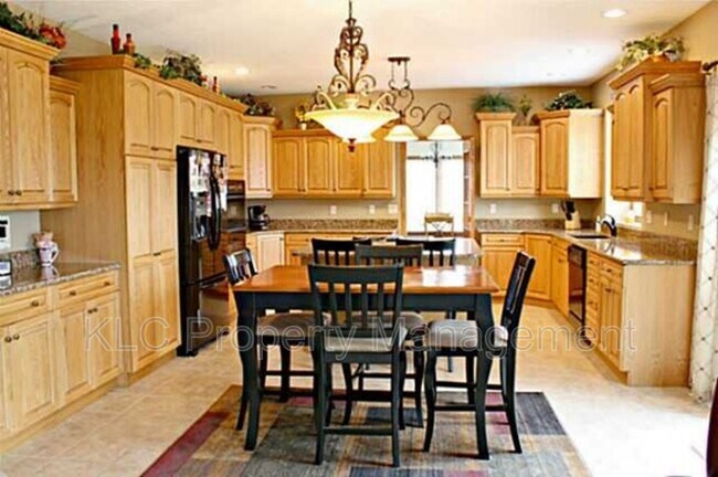 Building Photo - 704 SW Coventry Cir