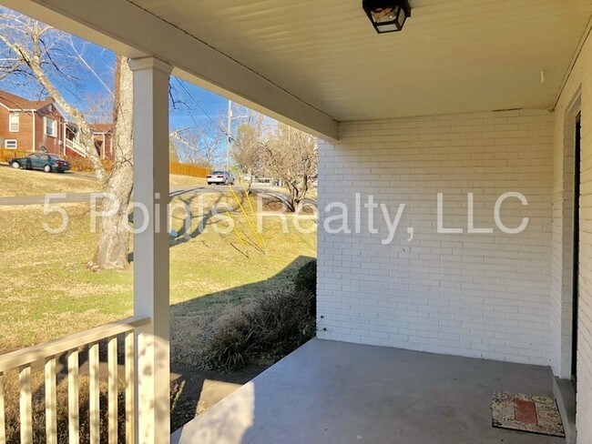 Building Photo - 3708 Inglewood Cir S