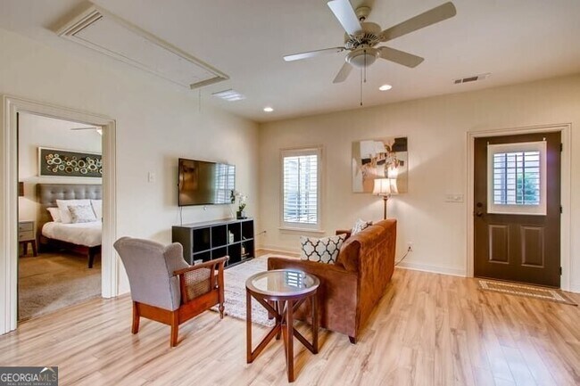 Foto del edificio - 918 Ives Ln SE