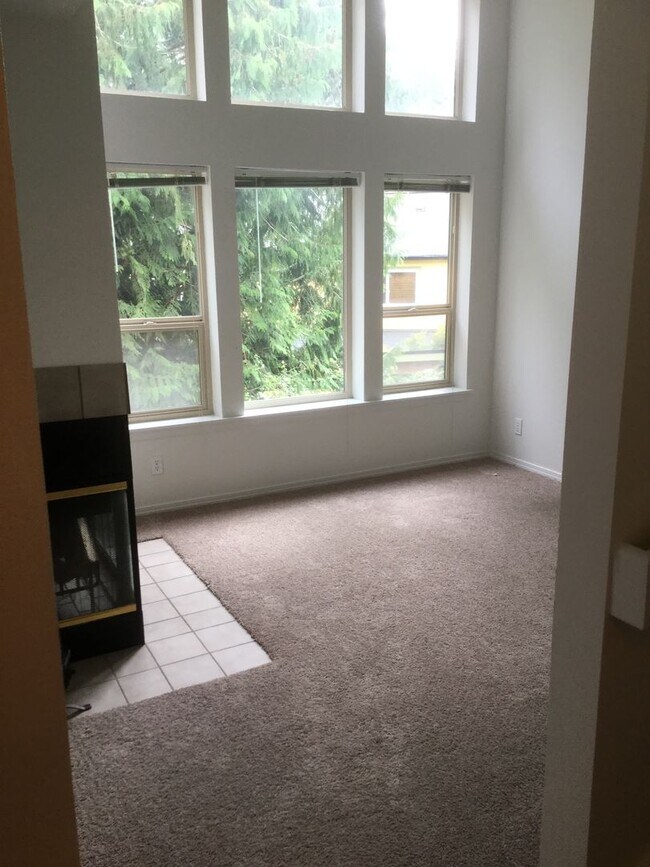 Foto del edificio - 3 Bedroom Townhome in a desirable Silverda...