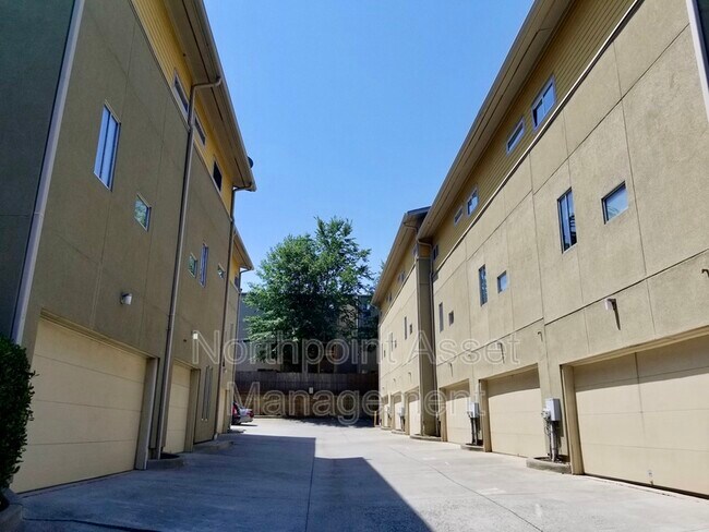 Building Photo - 100 Moreland Ave SE