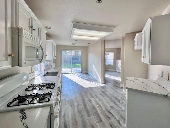 Foto del edificio - $2,750 West Fresno Near Island Water Park  4 Bed W. San Ramon