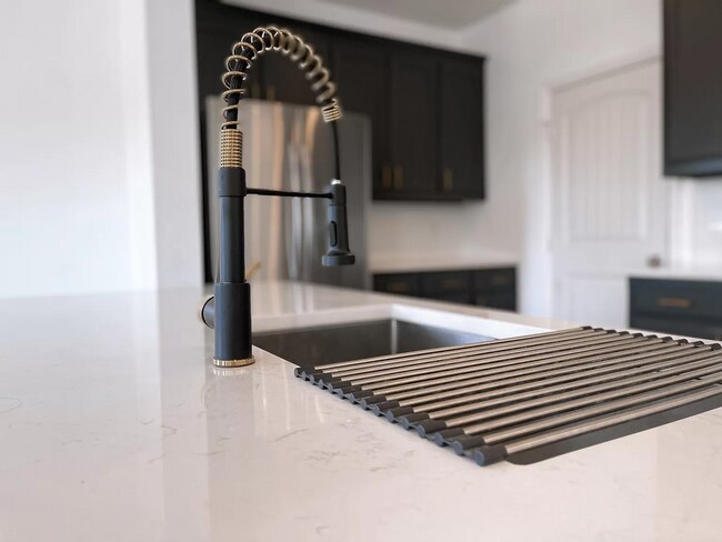 Foto del edificio - Beautiful Upgraded 4 Bedroom House Now Ava...