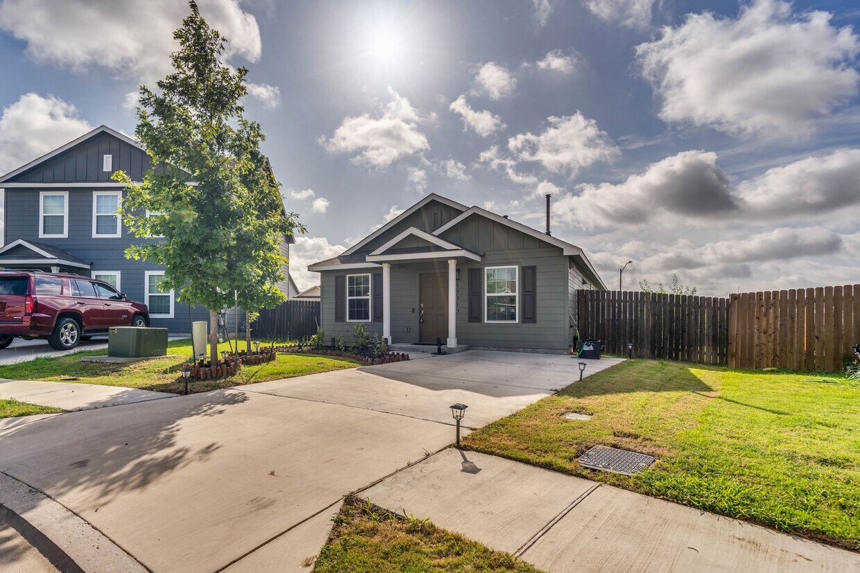 Primary Photo - 13513 Banquete St