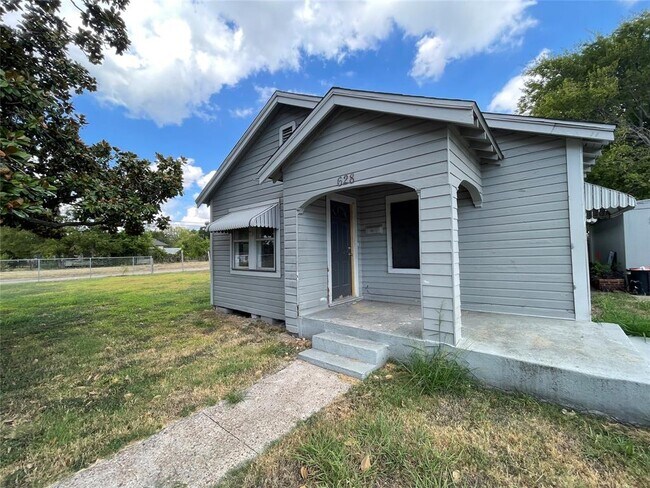 Building Photo - 628 1st St N