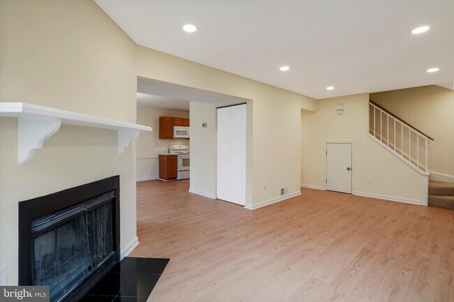 Building Photo - 9007 Sandalwood Dr