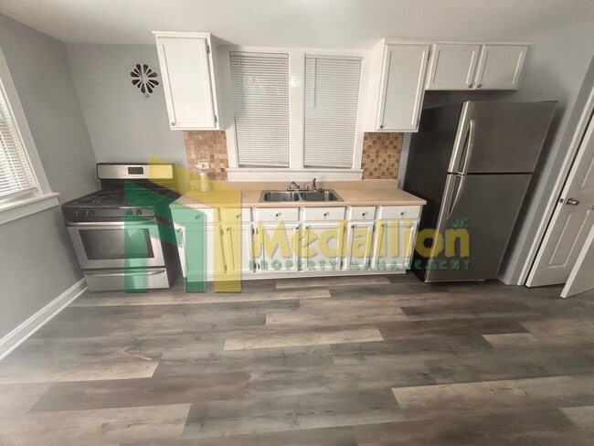 Building Photo - Updated 1-Bedroom Coach House with In-Unit Laundry