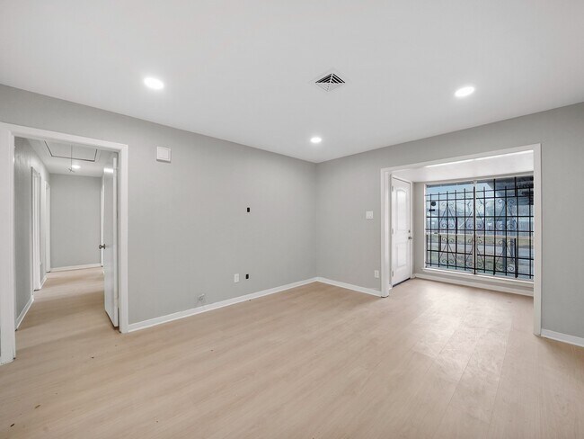 Foto del edificio - 9347 Clearway Dr