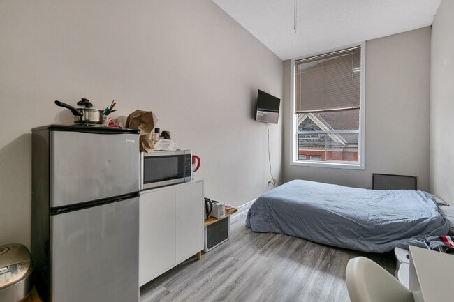 Building Photo - Private Room for Rent