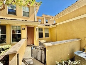 Building Photo - 121 Chantilly