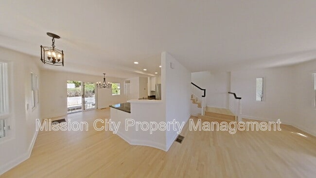 Building Photo - 2570 Lillie Ave