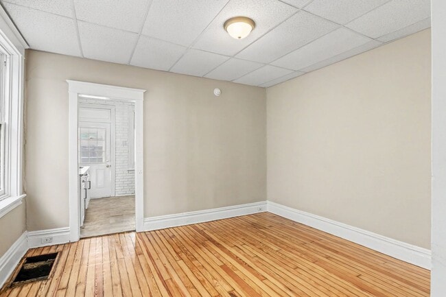 Building Photo - 5 bedroom, 2 bathroom house in downtown Carlisle